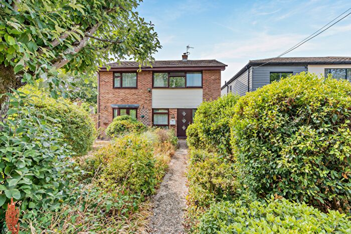 4 Bedroom Detached House For Sale In Silchester Road, Pamber Heath, Hampshire, RG26