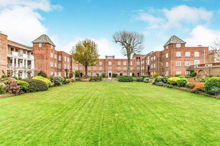 1 Bedroom Flat To Rent In Surbiton Court, St Andrews Square, Surbiton, KT6