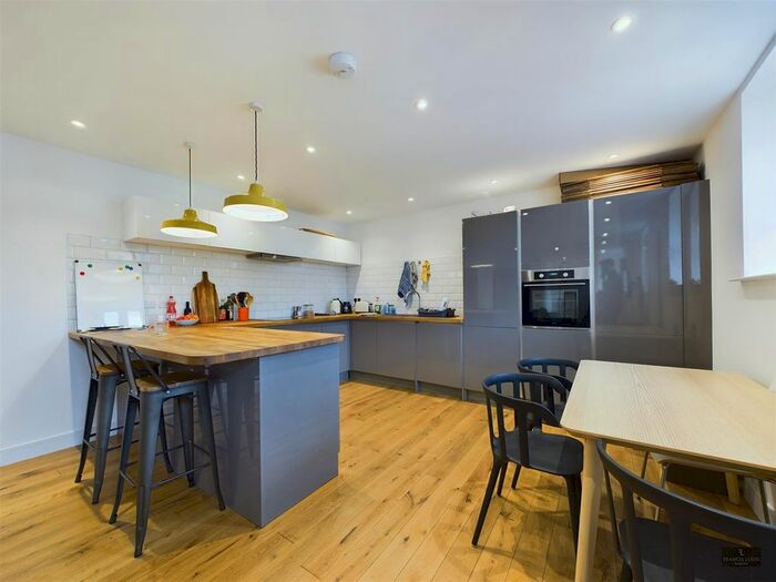 2 Bedroom Flat To Rent In Moose Hall Apartments, Toronto Road, Exeter, EX4