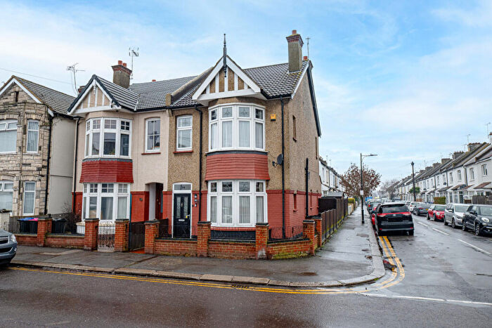 4 Bedroom Semi Detached House For Sale In Southbourne Grove, Westcliff-on-sea, SS0