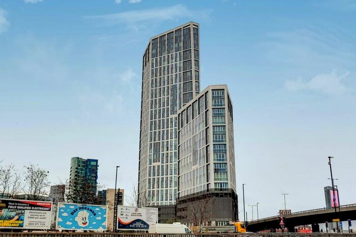 3 Bedroom Flat To Rent In High Street, Stratford, London, E15