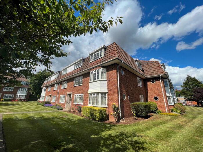 2 Bedroom Flat To Rent In Hemingford Road, North Cheam, Sutton, SM3