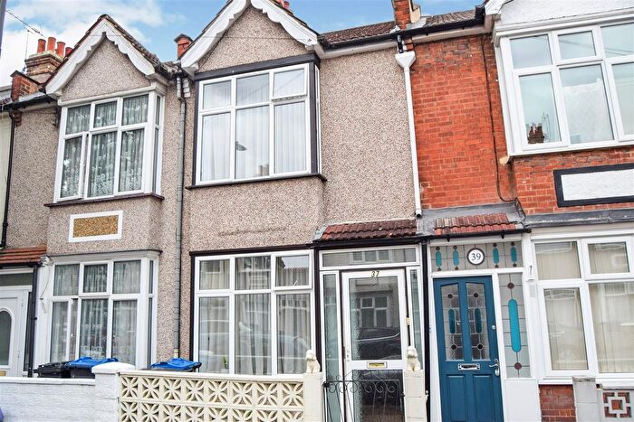 2 Bedroom Property To Rent In Oakwood Avenue, Mitcham, CR4