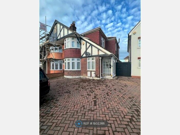 Studio To Rent In Great West Road, Hounslow, TW5