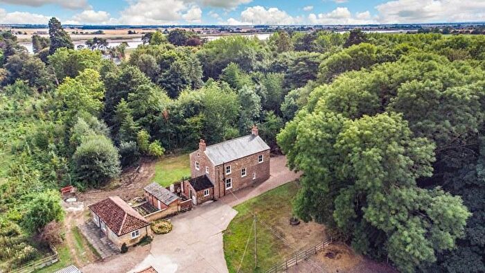 4 Bedroom Farm House To Rent In Yokefleet, DN14