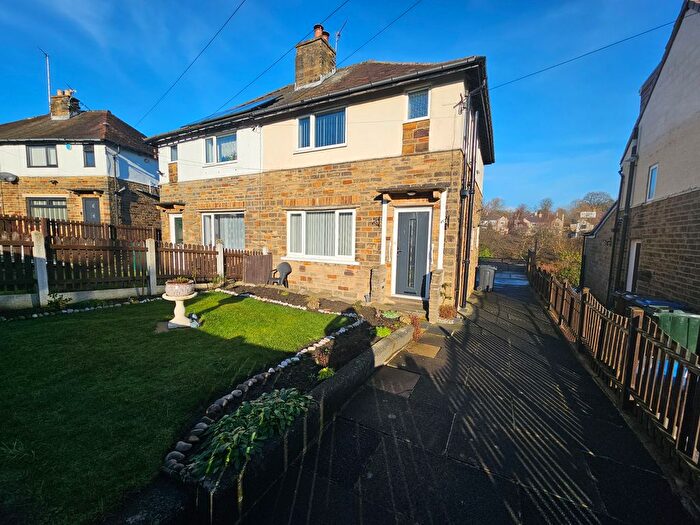 3 Bedroom Semi-Detached House To Rent In St John's Crescent, Bradford, BD8