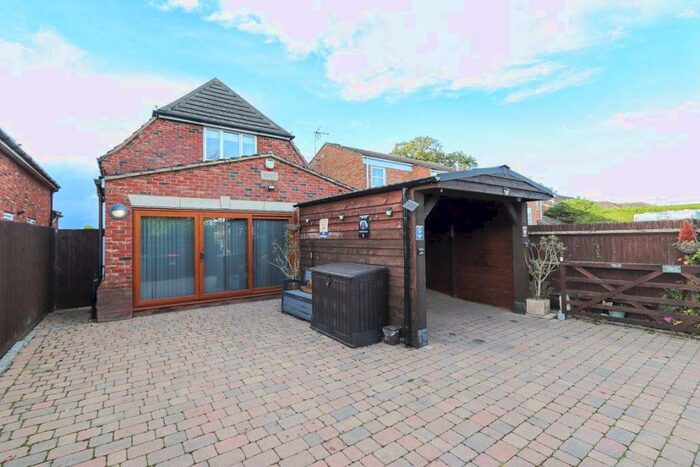 3 Bedroom House To Rent In Derwent Road, Linslade, LU7