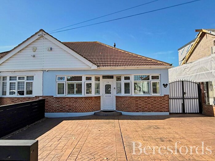 3 Bedroom Bungalow For Sale In Fairfield Close, Hornchurch, RM12