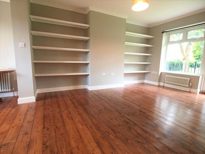 3 Bedroom Flat To Rent In St John's Court, Queens Drive, Finsbury Park, N4