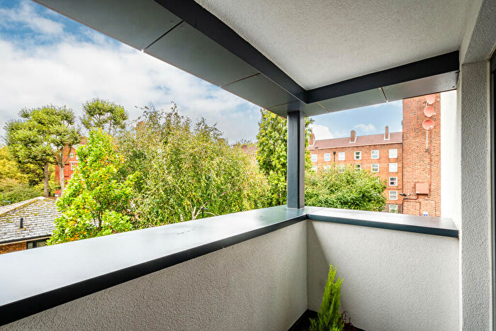 2 Bedroom Apartment For Sale In Triangle Road, E8