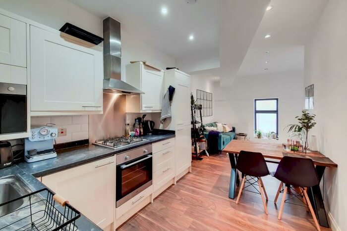 2 Bedroom Flat To Rent In Balham High Road, London, SW12