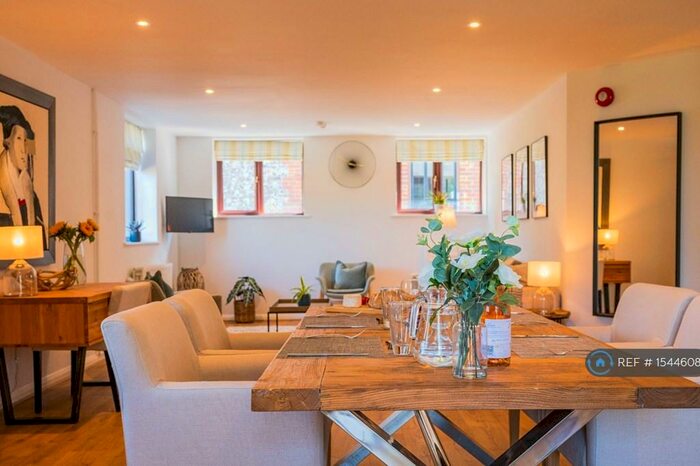 2 Bedroom Flat To Rent In Southend, Southend, Henley-On-Thames, RG9