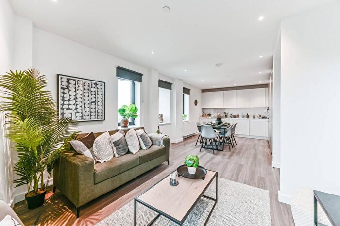 3 Bedroom Flat To Rent In College Road, Croydon, CR0