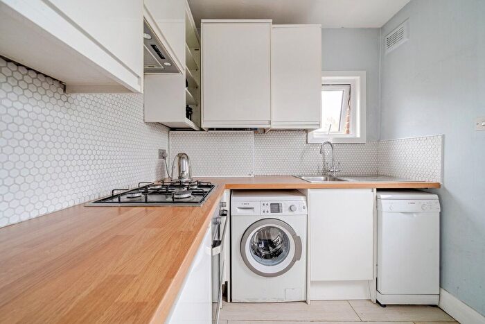 2 Bedroom Flat For Sale In Queenstown Road, London, SW8