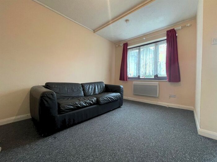1 Bedroom Flat To Rent In Barnes Avenue, Southall, UB2