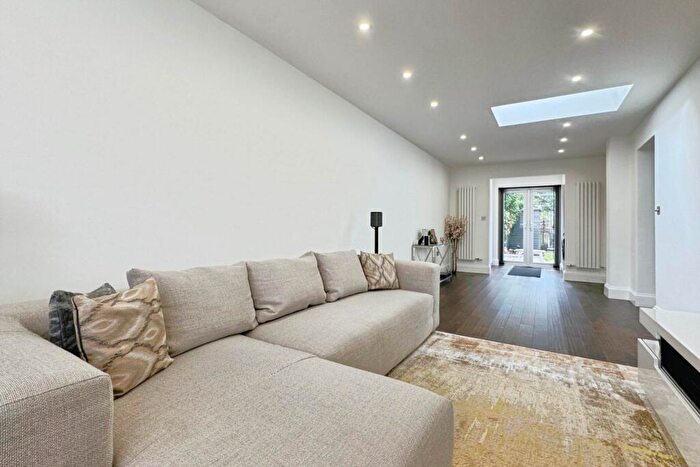 3 Bedroom Semi Detached House To Rent In Chatsworth Ave, Wokingham, RG41