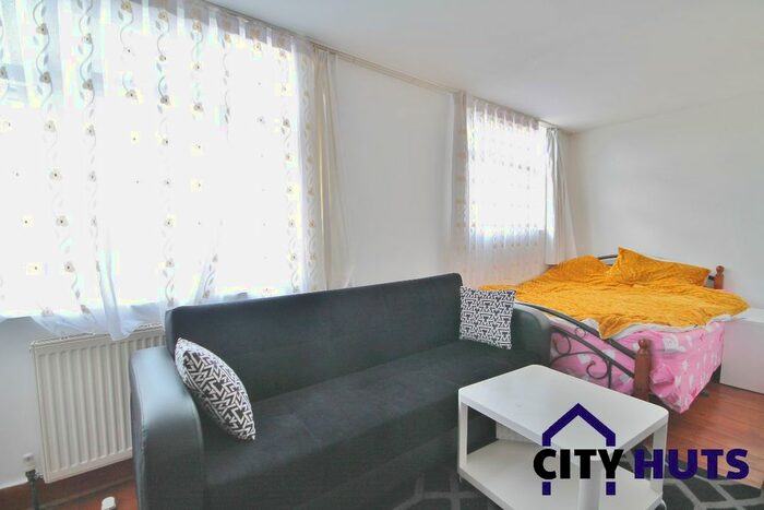 Studio To Rent In Walpole Road, London, N17