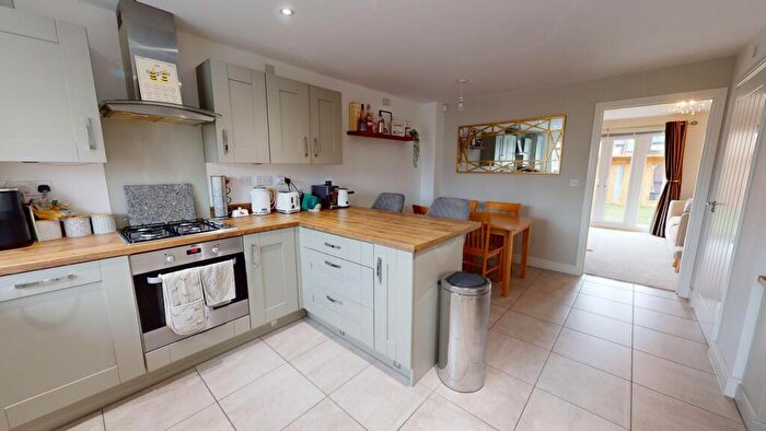 3 Bedroom Town House For Sale In Winder Close, New Rossington, Doncaster, DN11