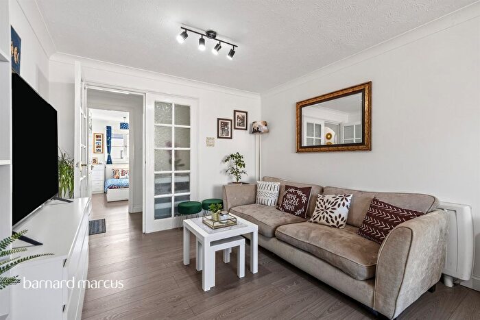 2 Bedroom Flat For Sale In Foxglove Way, Wallington, SM6