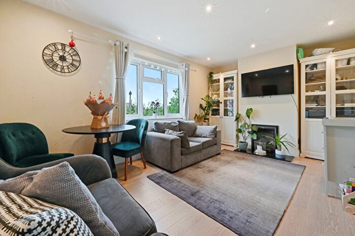 2 Bedroom Maisonette For Sale In Bittacy Hill, Mill Hill, NW7