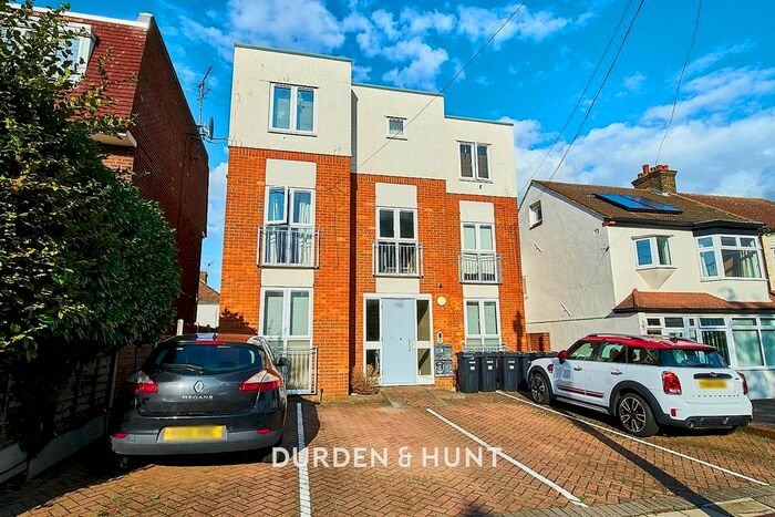 2 Bedroom Flat To Rent In Tomswood Hill, Ilford, IG6