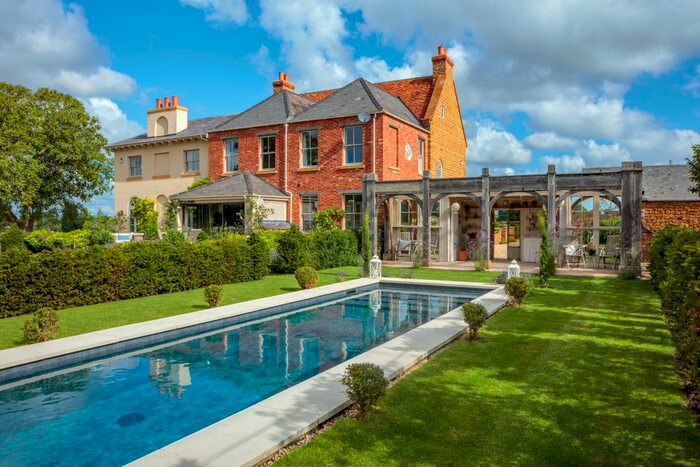 9 Bedroom Country House To Rent In Weston Road, Daventry, NN11