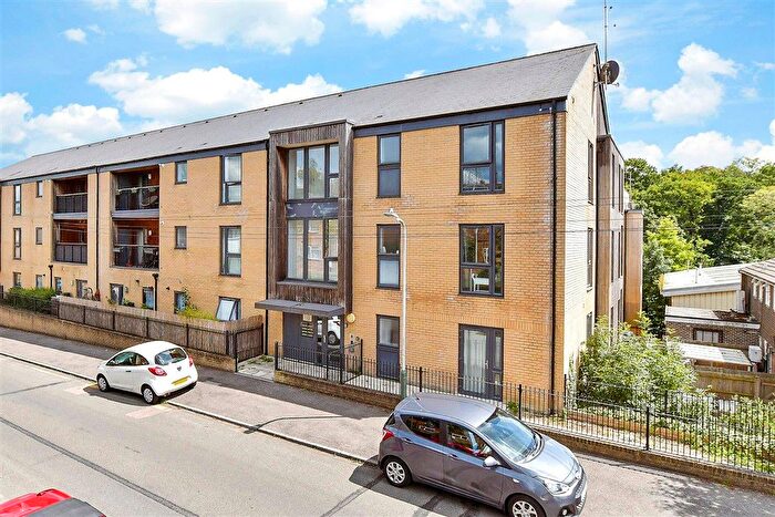 2 Bedroom Flat For Sale In Greggs Wood Road, Tunbridge Wells, Kent, TN2