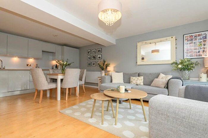 2 Bedroom Flat For Sale In The Avenue, Leeds, LS9