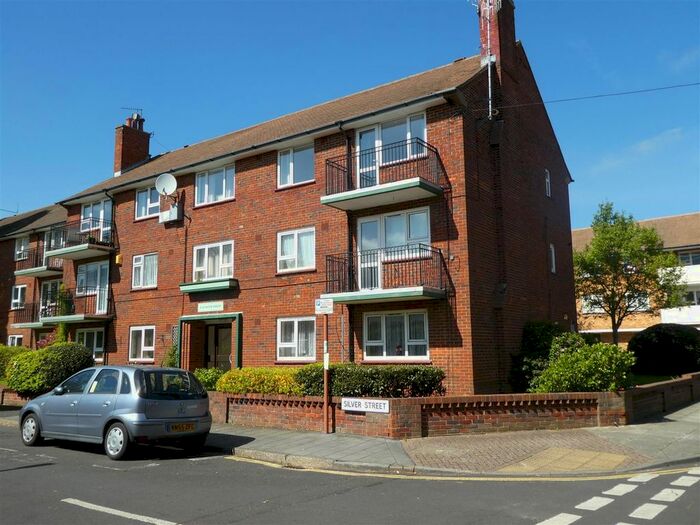 3 Bedroom Flat To Rent In Silver Street, Southsea, Portsmouth, Hants, PO5