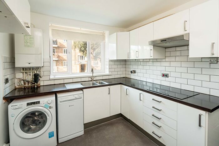 2 Bedroom Flat To Rent In Domett Close, London, SE5