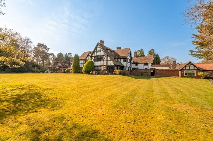 2 Bedroom Flat For Sale In Stoke Common Road, South Buckinghamshire, Slough, SL3