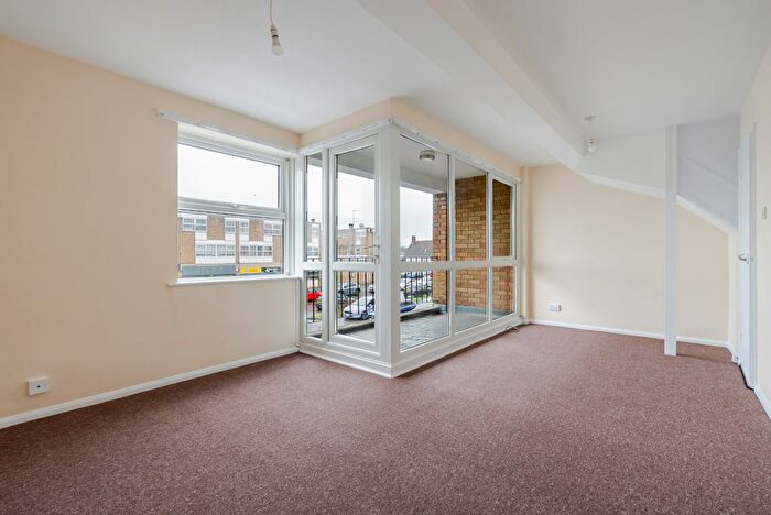 3 Bedroom Maisonette To Rent In Parton Road, Aylesbury, HP20