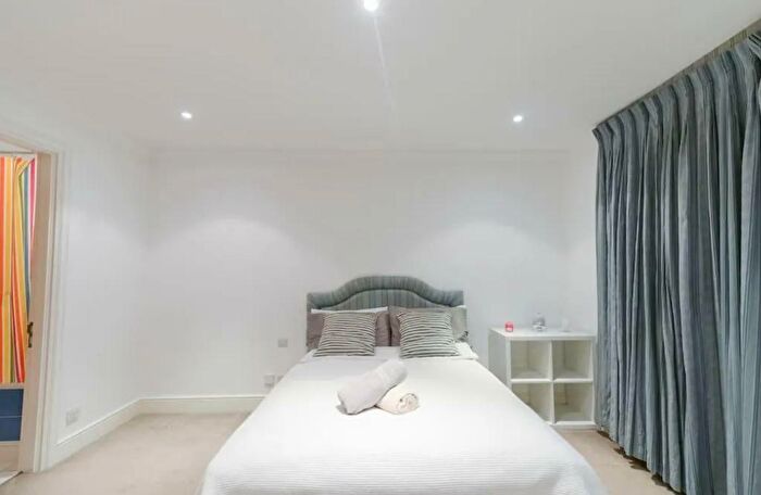 2 Bedroom Apartment To Rent In Shearwater Court, Star Place, Wapping, Tower Hill, London Bridge, London, E1W
