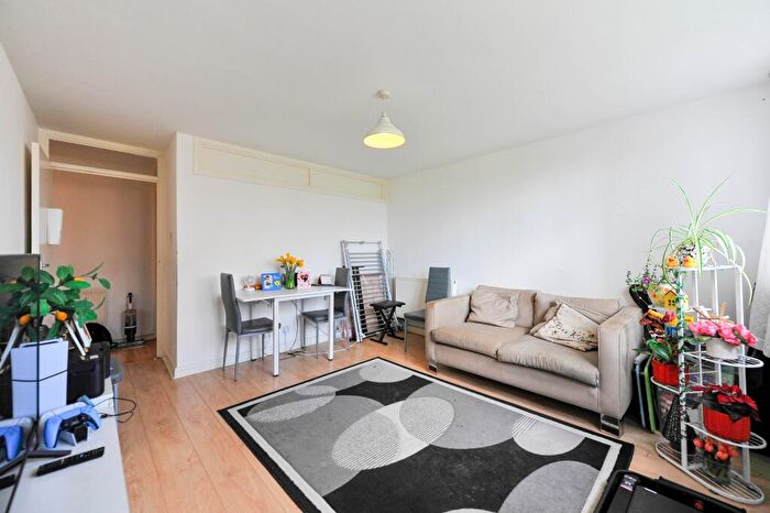 2 Bedroom Flat To Rent In Galsworthy Road, Kingston, KT2