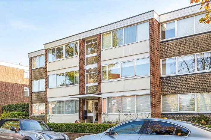 2 Bedroom Flat For Sale In Salisbury Avenue, Finchley, N3