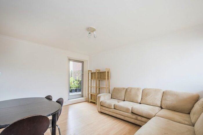 2 Bedroom Flat To Rent In Parkgate Road, SW11