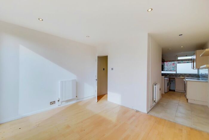 2 Bedroom Flat To Rent In Fenwick Place, London, SW9