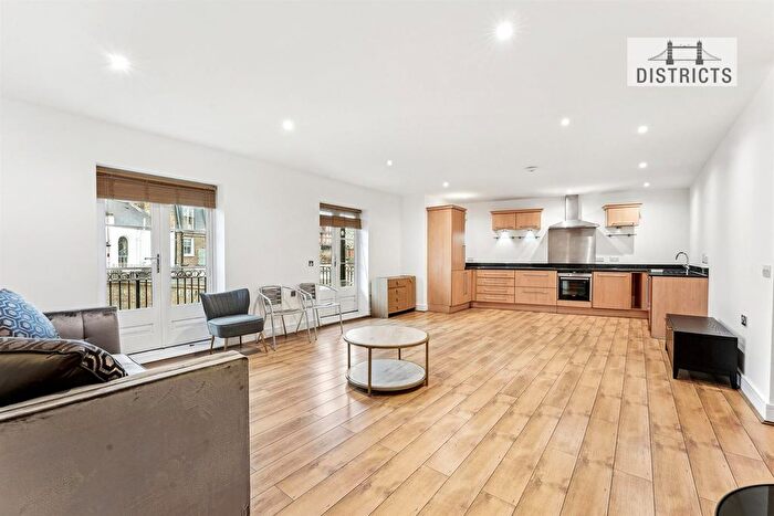 4 Bedroom Flat To Rent In Bridge Theatre Apartments, Battersea Bridge Road, SW11