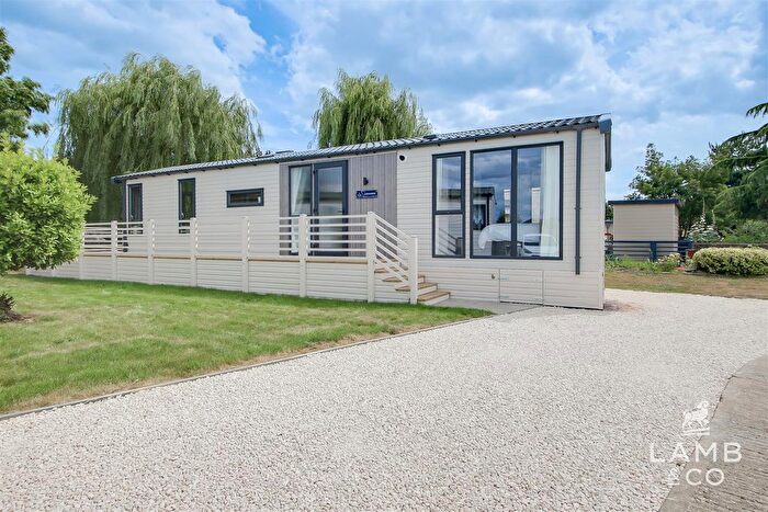 2 Bedroom Park Home For Sale In Leisure Glades Park, Clacton-On-Sea, CO16