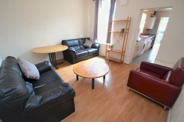 4 Bedroom Detached House To Rent In Lenton Boulevard, Lenton, Nottingham, NG7