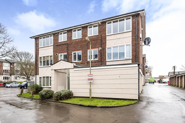 2 Bedroom Flat For Sale In Lizmans Court, Oxford, OX4