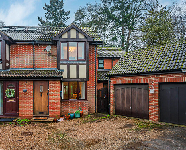 3 Bedroom Semi-Detached House For Sale In Rectory Gardens, Hatfield, AL10