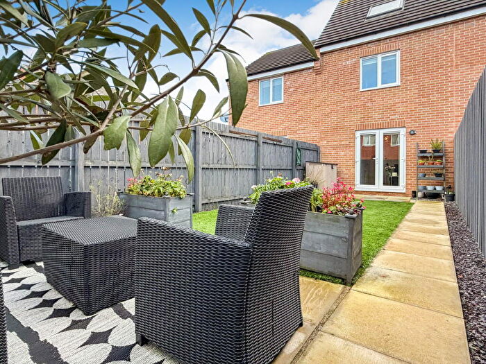 3 Bedroom Town House For Sale In Viola Close, Kingswood, Hull, HU7
