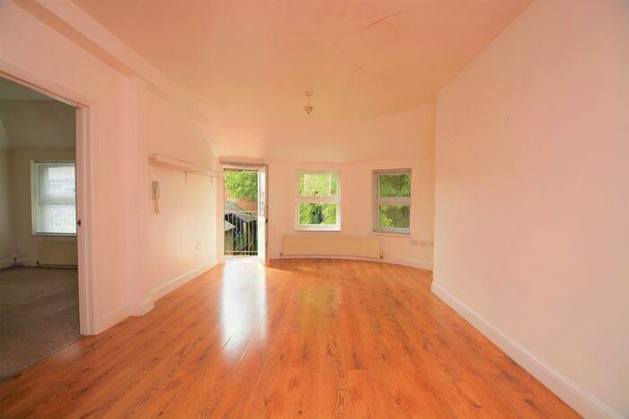 1 Bedroom Flat To Rent In Amersham Hill, High Wycombe, HP13