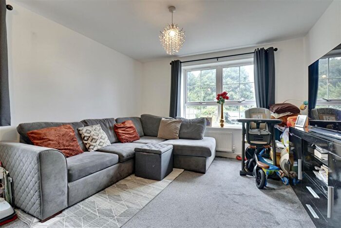 2 Bedroom Flat For Sale In Vancouver Avenue, Waterlooville, PO7