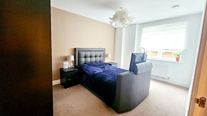 3 Bedroom Flat To Rent In High Street, Hounslow, TW3