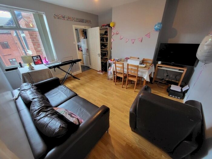 3 Bedroom Flat To Rent In Biddlestone Road, Newcastle Upon Tyne, NE6