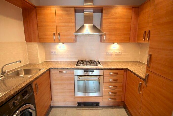 2 Bedroom Flat To Rent In Masons Hill, Bromley, BR2