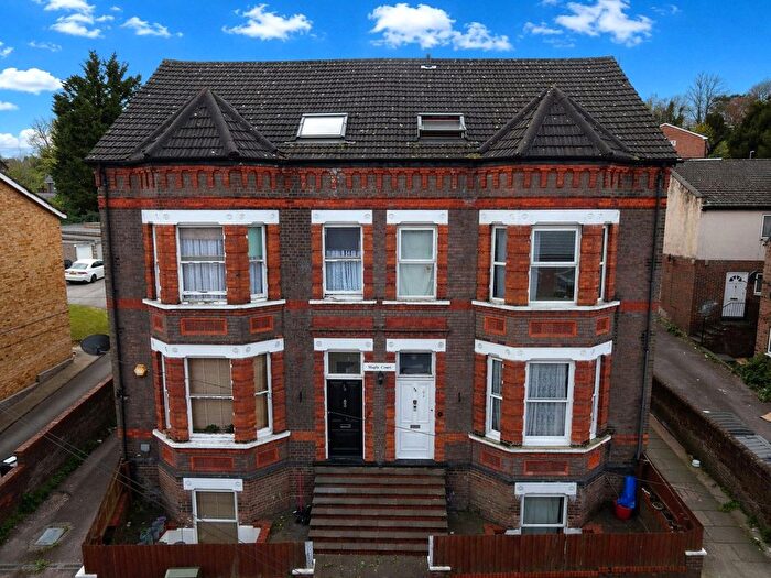 2 Bedroom Flat For Sale In Stockwood Crescent, Luton, Bedfordshire, LU1