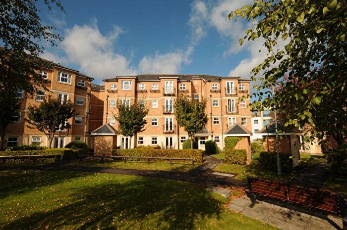 3 Bedroom Flat To Rent In Venneit Close, OX1